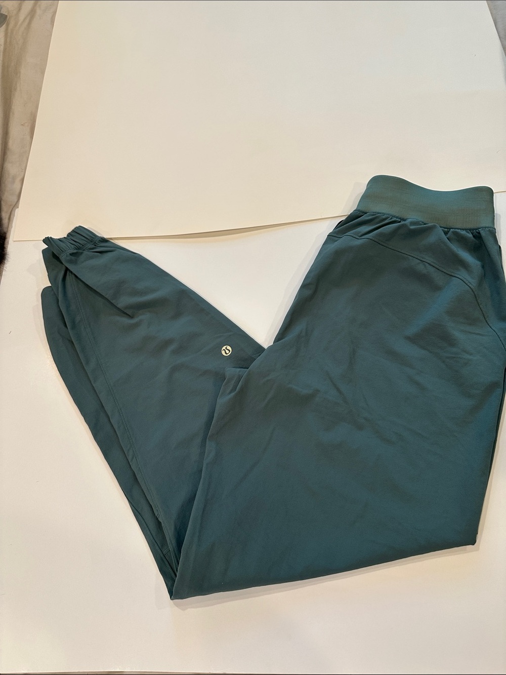 Lululemon olive green joggers size 4, lightweight